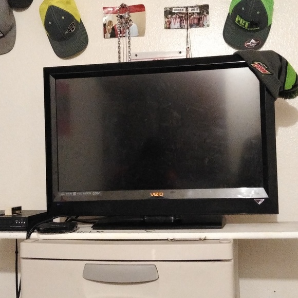 32 inch Vizio flat screen TV - Picture 1 of 2